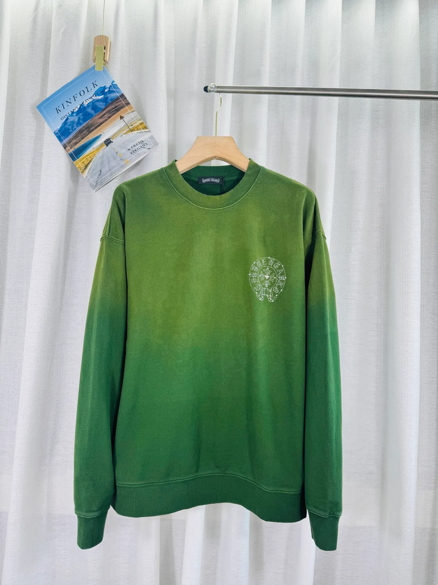 P290 top version, real shot without P, ​​different from market currency) 𝗖𝗵𝗿𝗼𝗺𝗲 𝗛𝗲𝗮𝗿𝘁𝘀/Croxin 2025 Autumn and Winter New Original Single Counter American 3D Rivets and Stickers Couple Casual Sweater 👑The highest version! Customized fabric 430g tripe terry fabric! American-style pickled and distressed original fabric, laser-burned flowers, rivets and diamonds, exquisite embroidery of letters! The best-selling model in the counter, very comfortable to wear. Accessories: original molded and authenticated collar label➕100% silk wash label. Genuine purchase-grade original hangtag➕matching hanging rope➕3D hanging beads➕original packaging bag. Craftsmanship: The original version has consistent wiring! The highest version of the armhole matching technique! Color: Pink Black Green Purple Size: S M L XL Style Number: 25-375